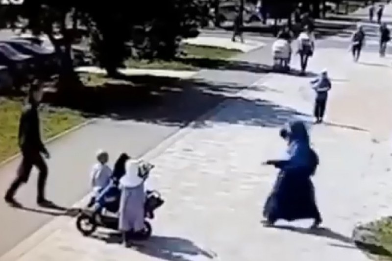 Мъж отиде в парк и... започна да бута, рита и влачи жени пред децата им ВИДЕО