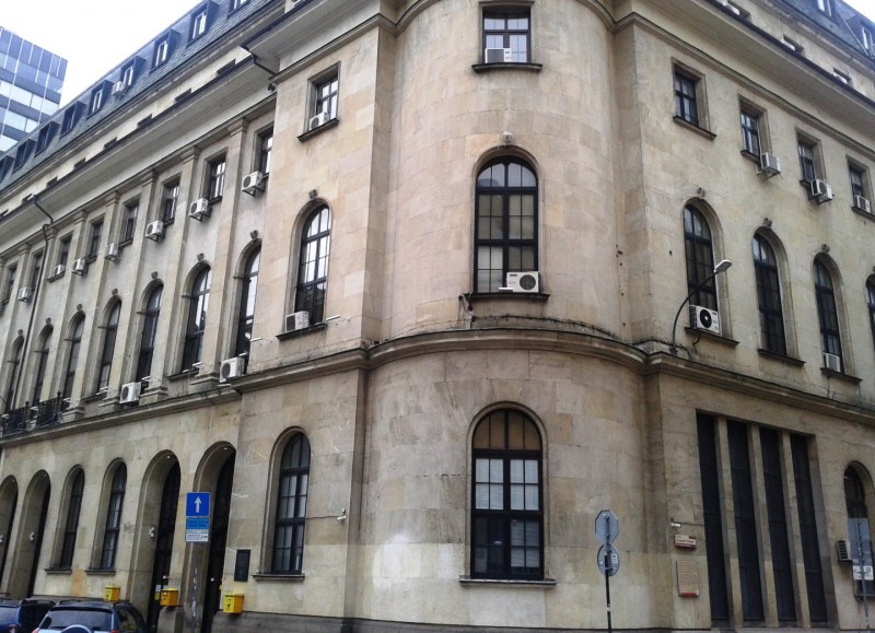 Знакова сграда в София надупчена като швейцарско сирене СНИМКИ