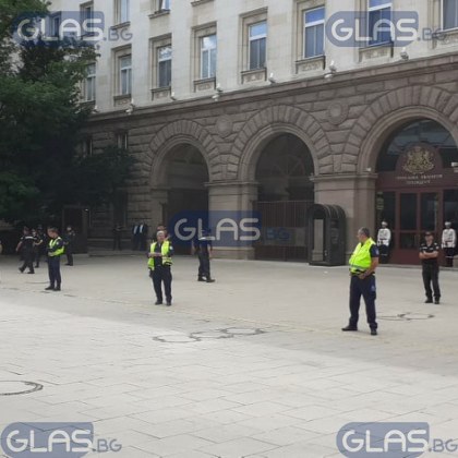 Ден пети! Протестиращи се събират по-рано пред Президентството СНИМКИ