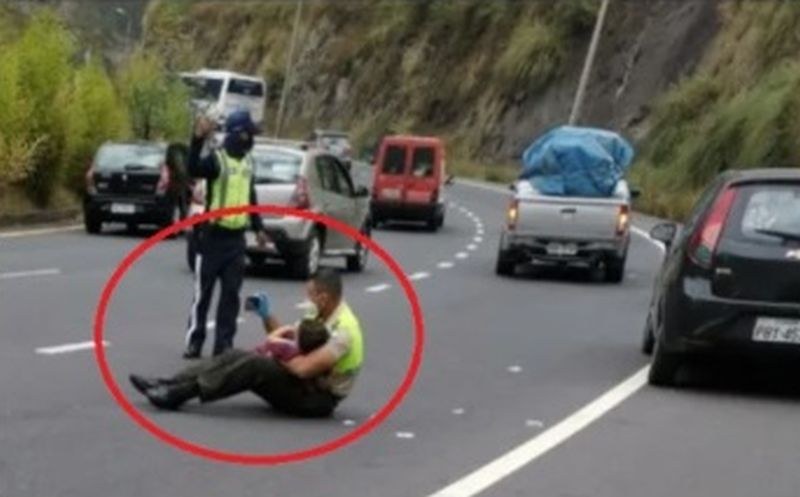 Полицай седна по средата на пътя след жестока катастрофа и си извади телефона. Вижте защо СНИМКИ