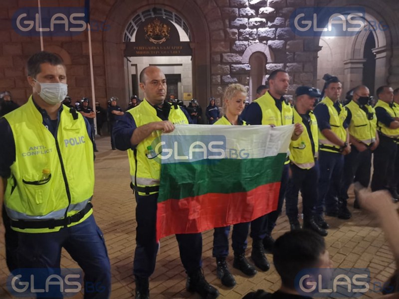 Полицаи издигнаха българския флаг на протеста! Последва 