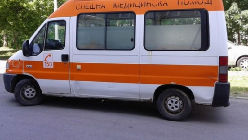 Кола блъсна 13-годишно момиче, с опасност за живота е
