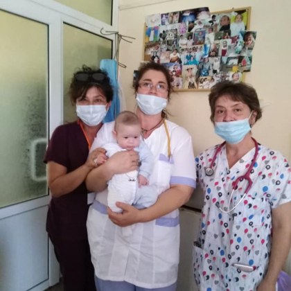 Роден едва 670 грама, малкият Игнат се срещна със спасителите си СНИМКИ