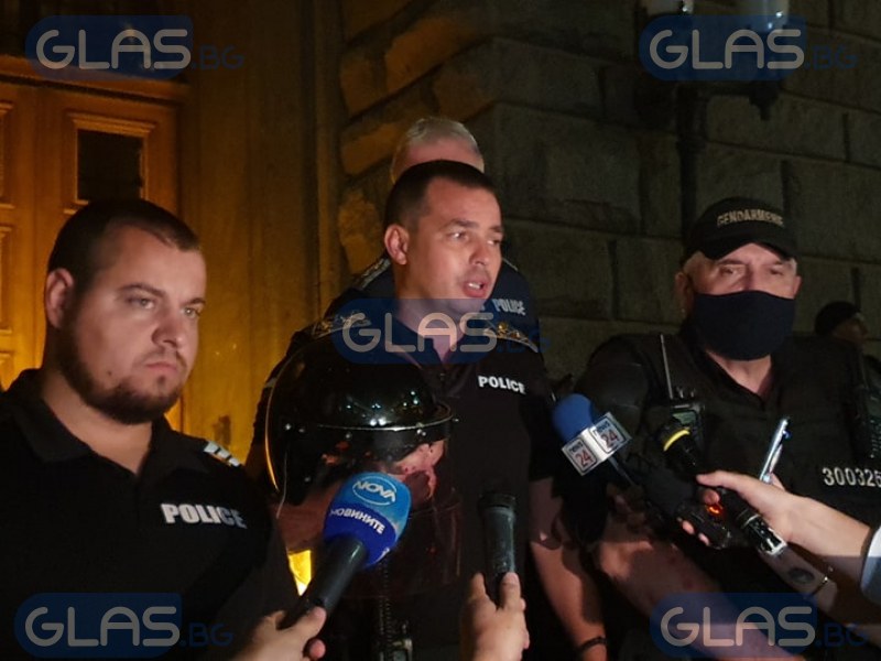 НА ЖИВО: Брифинг на СДВР за хвърлените бомби на протеста