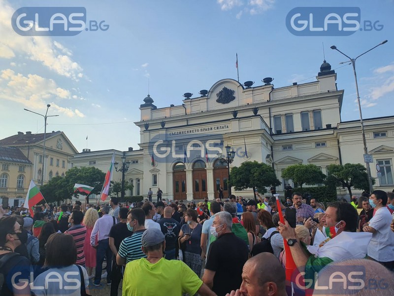 Протестиращите блокираха Народно събрание СНИМКИ