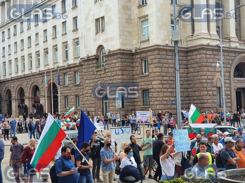Ден осми! Лошото време не изплаши протестиращите в столицата СНИМКИ*