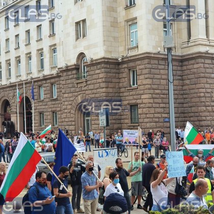 Ден осми! Лошото време не изплаши протестиращите в столицата СНИМКИ*