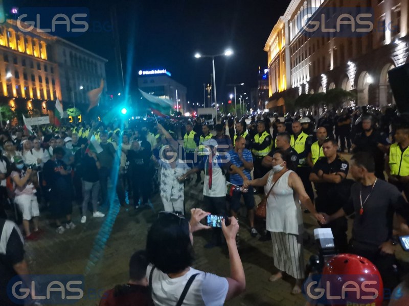 Протестиращи направиха кордон между провокатори и полиция СНИМКИ