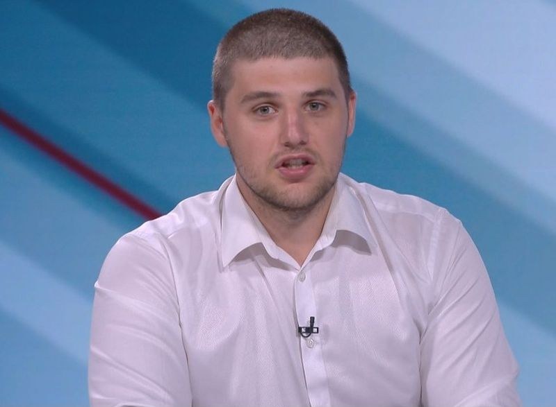 Битият студент: Момиче, влачено за косата, с оголена гръд, беше снимано от полицай