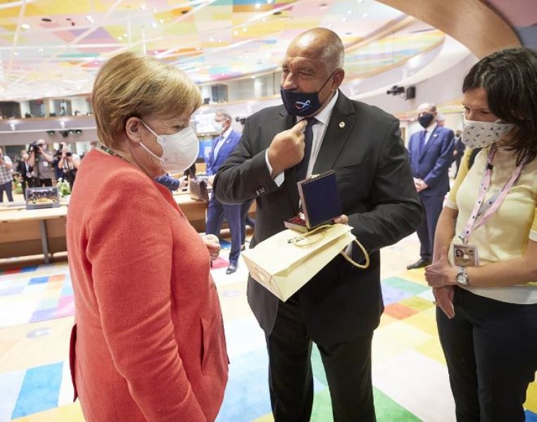 Борисов с подарък за Ангела Меркел