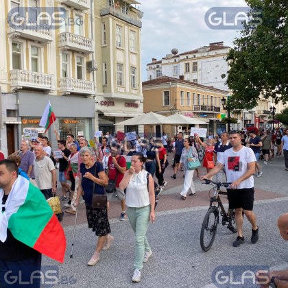 Протестиращите в Пловдив тръгват на шествие до паметника на Съединението СНИМКИ