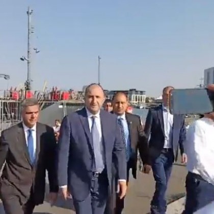Румен Радев пристигна в Бургас, посрещнаха го с освирквания ВИДЕО