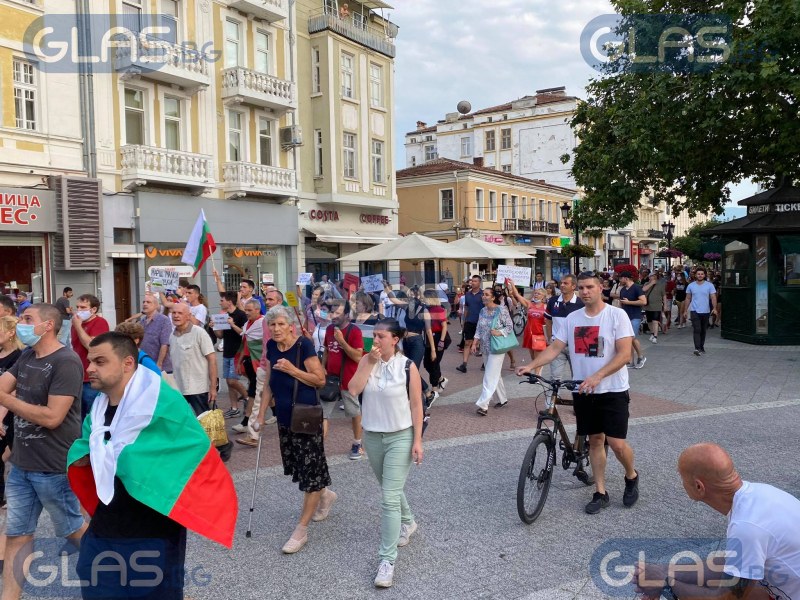 Протестиращите в Пловдив тръгват на шествие до паметника на Съединението СНИМКИ