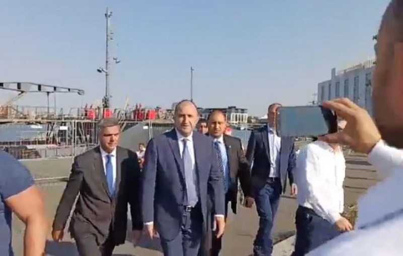 Румен Радев пристигна в Бургас, посрещнаха го с освирквания ВИДЕО