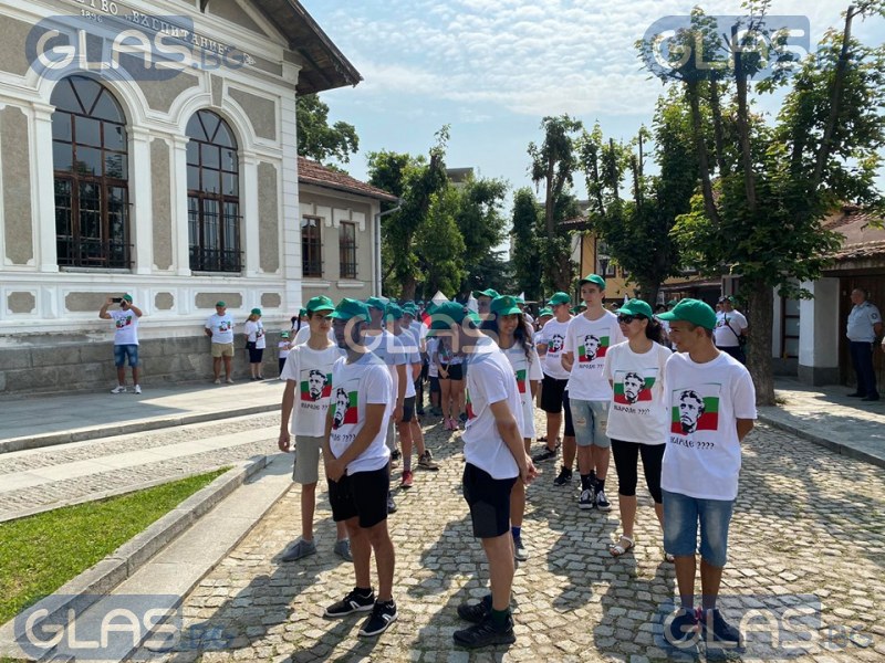Карлово ликува! Млади българи минаха по стъпките на Апостола