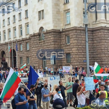Пулмолог: Хубавото е, че хората по протестите носят маски
