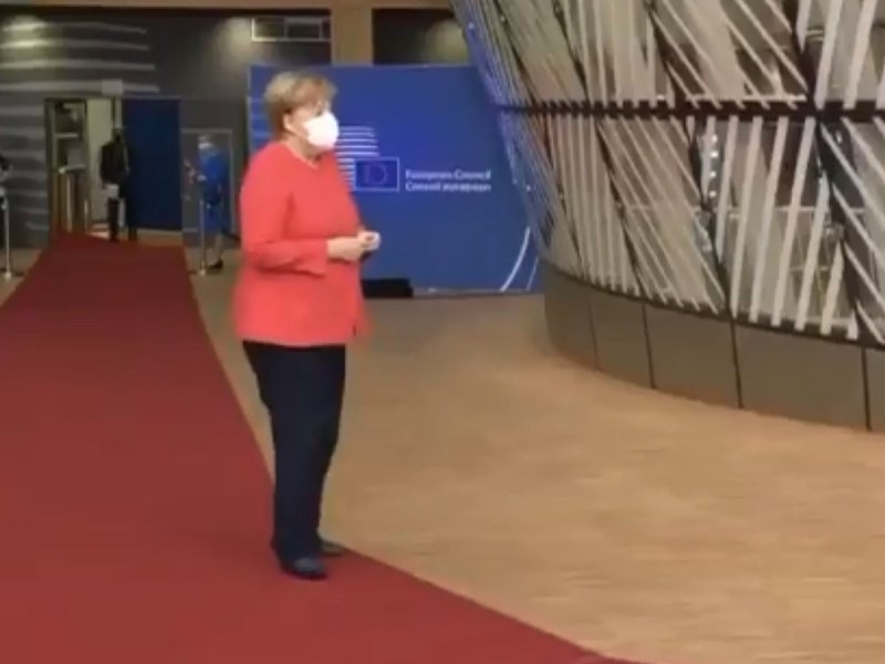 Меркел се изгуби на срещата на върха на ЕС! ВИДЕО развесели мрежата