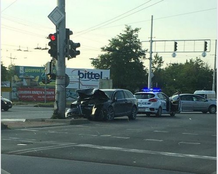 Пиян шофьор се наниза в паркирана кола в Пловдив, избяга и се блъсна в стълб!