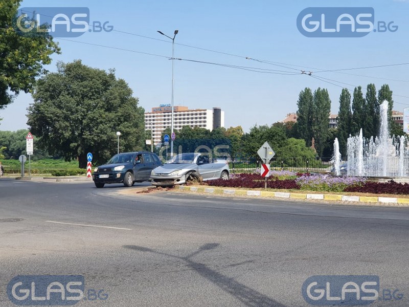 Пияна шофьорка се вряза в кръговото на Водната палата в Пловдив СНИМКИ