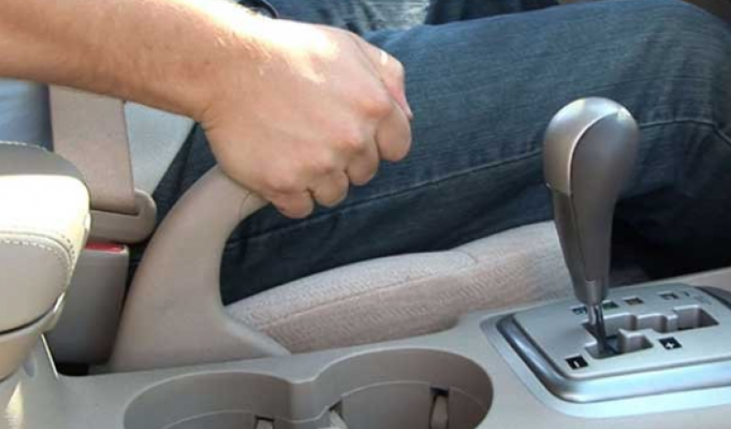 Как безопасно да използваме ръчната спирачка по време на движение