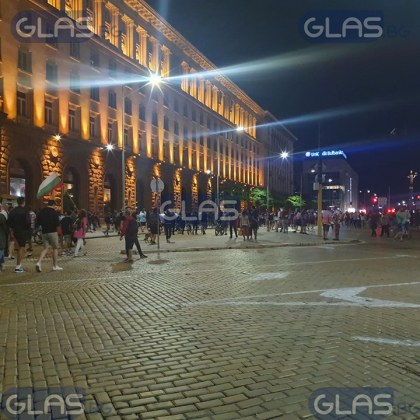 Протестът в столицата приключи официално, но хората тръгнаха на шествие!