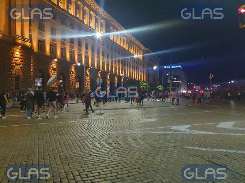 Протестът в столицата приключи официално, но хората тръгнаха на шествие!