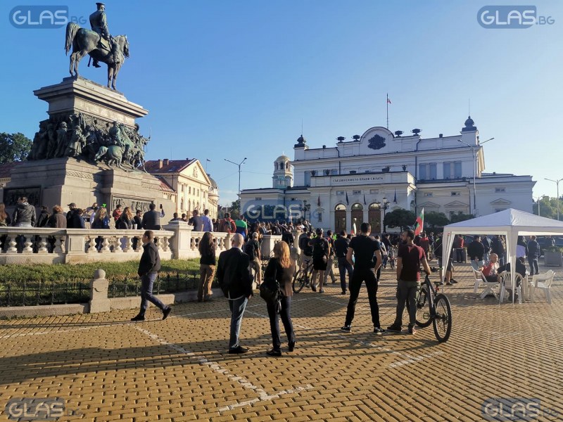 Протестиращи с опит да блокират движението в метрото, спряха тока!