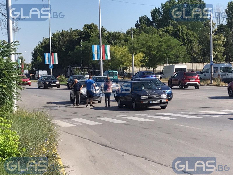 Две коли се удариха заради спиране на пешеходна пътека в Пловдив СНИМКИ