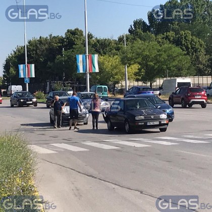 Две коли се удариха заради спиране на пешеходна пътека в Пловдив СНИМКИ