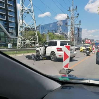 Джип и моторист се блъснаха в столицата СНИМКА