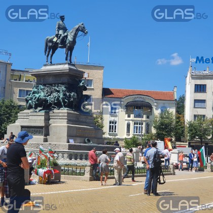 Протестиращите блокираха движението около Парламента, има много полиция
