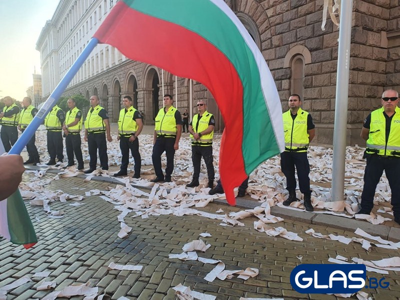 Ден 14: Тоалетна хартия полетя от протестиращите към МС  СНИМКИ