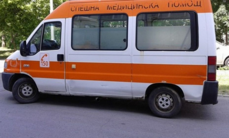 Работник падна от три метра, има опасност за живота му