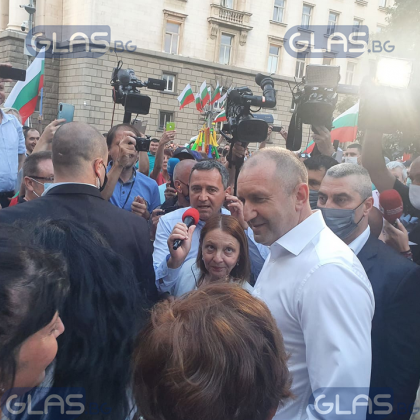 Радев слезе при протестиращите, призова хората за единство