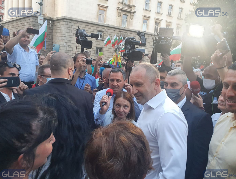 Радев слезе при протестиращите, призова хората за единство