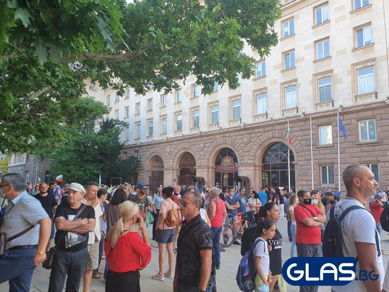Ден 16: Протестиращи играят волейбол пред Президентството  СНИМКИ
