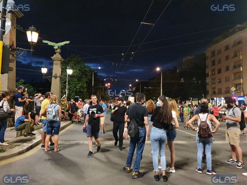 Гневен шофьор удари младо момиче на протеста в София!