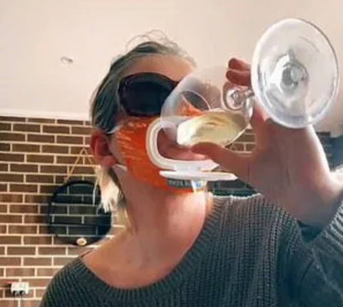 Майка измисли как да пие вино и да носи маска едновременно ВИДЕО