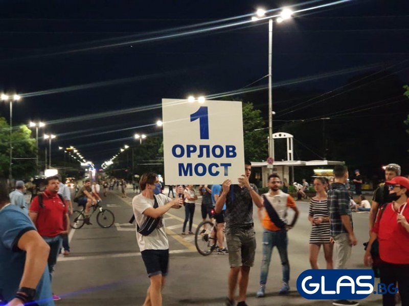 Протестиращите блокираха 9 кръстовища в София, изнервен шофьор ги замери с бутилка