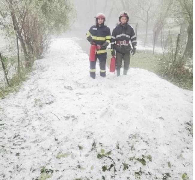 Мощна градушка помля Румъния, земята се покри с лед  СНИМКИ
