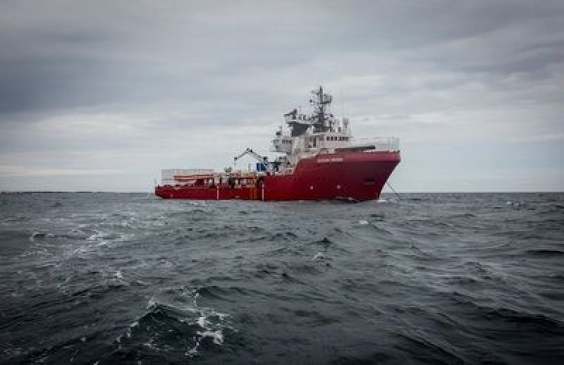 140 души на борда на два кораба са в опасност! Властите не реагират