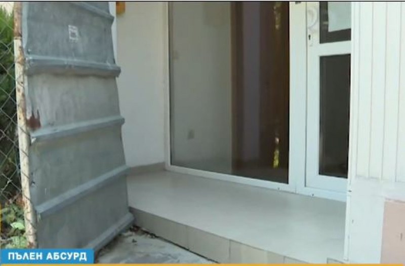Пловдивчани са принудени да влизат във входа си през гараж!