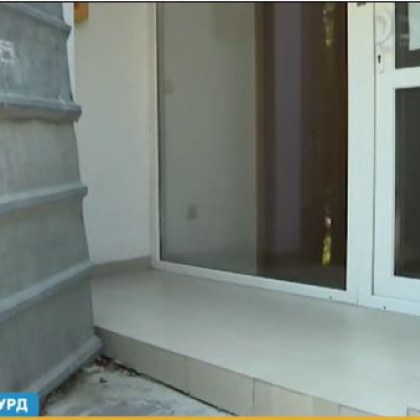 Пловдивчани са принудени да влизат във входа си през гараж!
