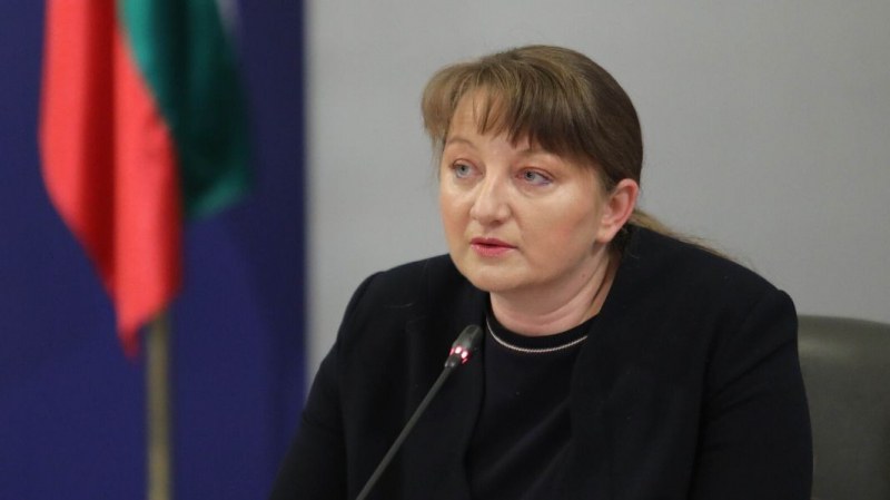 Ако училищата пак затворят, Сачева обеща помощи за семействата
