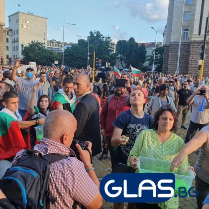 Ден 20: Протестиращите замерят сградата на Министерския съвет с топчета с боя СНИМКИ