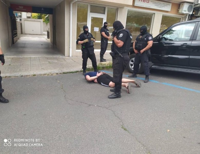 Криминалисти натръшкаха подпалвач в Бургас, откриха пари и оръжие