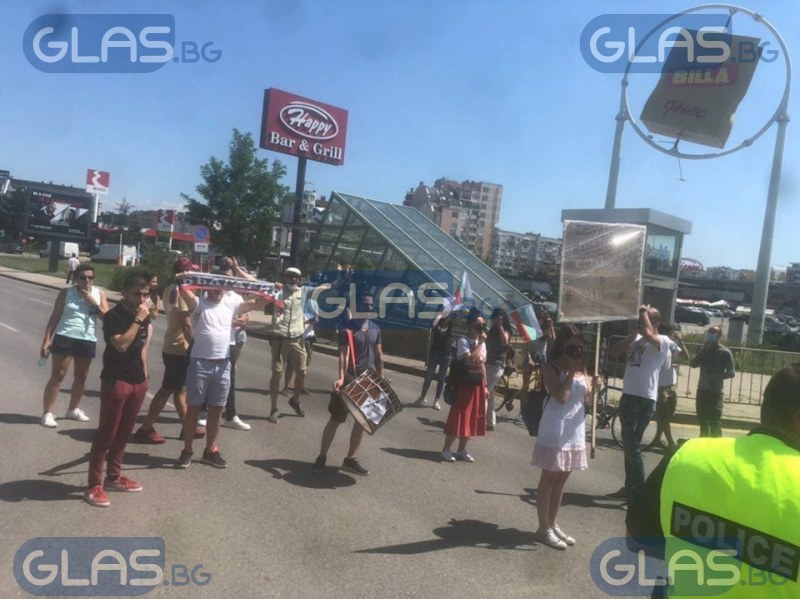 Протестиращи блокираха основни кръстовища в столицата, шофьори се изнервиха