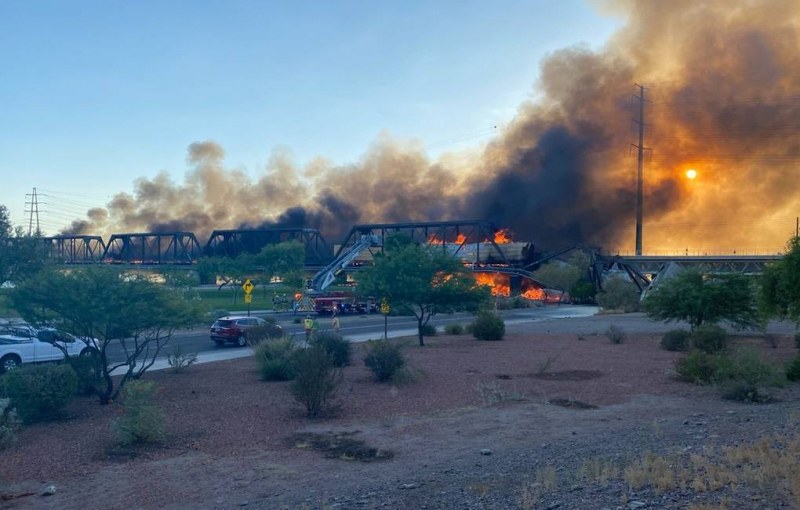 Влак падна от мост в Аризона! Пренасял е опасни химикали ВИДЕО