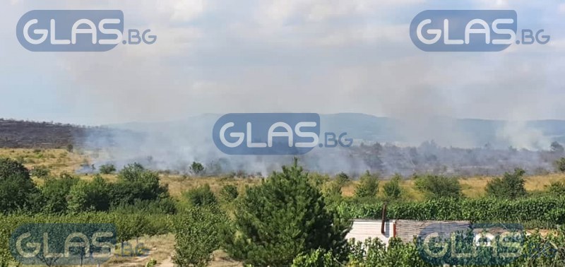 Голям пожар избухна край пазарджишко село СНИМКИ