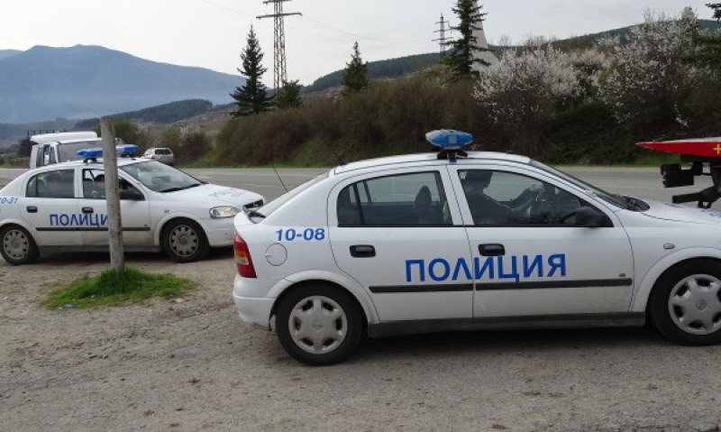 Хванаха мъже с млади момичета до гробище в Пловдивско, взеха им наркотиците